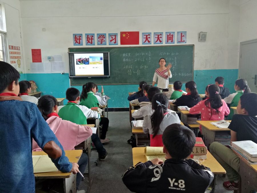 平湖小学青年教师课堂展示活动进行中.jpg